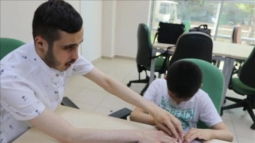 Görme engelli ezancı kabartma harflerle Kur'an-ı Kerim öğretiyor
