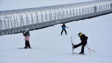 Hakkari'deki kayakseverler, kar ve dumanlı havada ski hazzı yaşadı