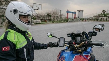 Hatay'da jandarmanın motosikletli eş astsubayı trafikte dip mesaide