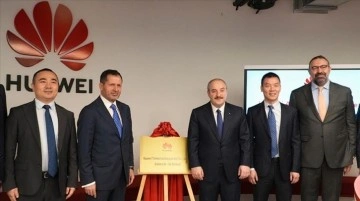 Huawei Türkiye'nin acemi AR-GE merkezi Bakan Varank'ın katılımıyla açıldı