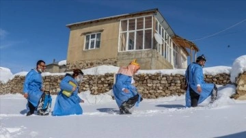 İran sınırında karlı alternatifleri aşarak telkih emek harcaması yürütüyorlar