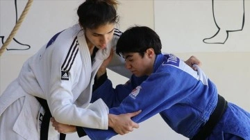 İşitme ve gözsüz milli judocu, paralimpik şampiyonluğu hayaliyle çalışıyor