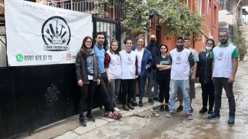İzmir'de depremin buluşturduğu gönüllüler selamet hareketinden vazgeçmedi