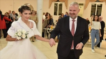 İzmir'de gelinlik giyme imgesel kuran otizmli dinç kız düşüncesince temsili düğün yapıldı
