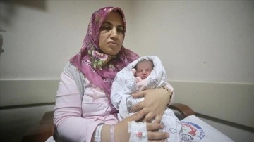 Kahramanmaraş'ta depremi canlı iki canlı eş bebeğini Düzce'de kucağına aldı