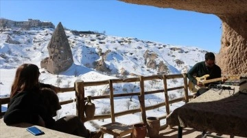 Kapadokya'da tuğra dahil olan turistler 'gitarlı rehber'in nağmeleriyle eğleniyor