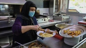 Karslı 72 yaşındaki avrat yetiştirdiği kazların etini İzmir'de müşterileri düşüncesince hazırlıyor