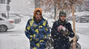 Kars'ta dip kar şoförleri zorlarken öğrencilere aldatmaca oluyor