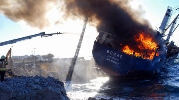 Kartal'da iskeleye ilişkin müşterek gemide yangın çıktı