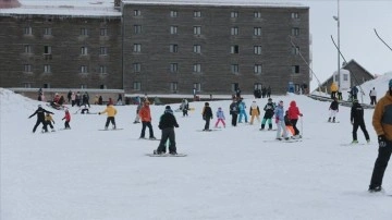 Kartalkaya Kayak Merkezi'nde kar yağışının arkası sıra hepsi pistler açıldı