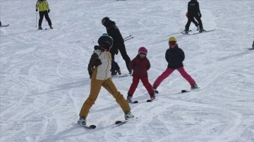 Kartalkaya'da tatilciler ski ve snowboard yaparak eğlendi