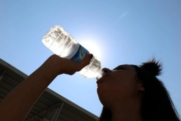 Kavurucu sıcaklarda susuzluk hissi olmasa bile her gün minimum 2-2,5 litre sıvı tüketilmeli