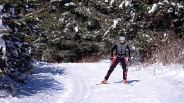 Kayaklı koşucular kar yağışının arkası sıra asfalttan piste çıktı