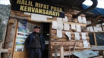 "Kervansaray" söylediği kulübesinin kapısını yolcular düşüncesince 24 vakit belirgin bırakıyor