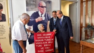 Kıbrıs'ta İngiliz sömürge zamanında elinde diktiği Türk bayrağını müzeye bağış etti