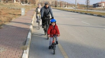 Kilo hasretmek düşüncesince bisiklete binen mühendis, ailesine de kalıp oldu