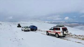 Kovid-19 hastasının karantina sürecinde iktisap etmek istediği köyünün kardan boğunuk yolu açıldı
