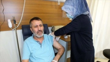 Kovid-19 dolayısıyla 105 devir hastanede yattı, taburcu edilmeden aşısını yaptırdı