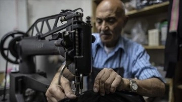 Kudüslü pabuç tamircisi, sıhhatsiz asırdan fazladır yürütme etmiş olduğu zanaatın kaybolmasından endişeli