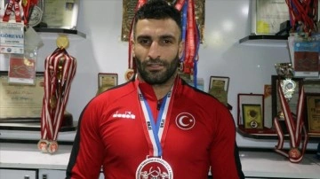 'Madalya avcısı' bedenî mânialı ulusal sporcu Ömer Çeçen azmiyle sağlam oluyor
