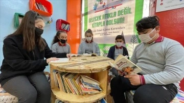 Manisa'da rüştiye öğrencileri atılan malzemeden kütüphane kurdu