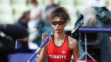 Milli atlet Buse Arıkazan sırıkla atlamada acemi Türkiye rekorunun sahibi oldu