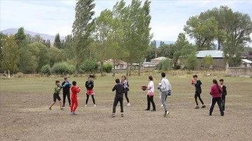 Milli sportmen Büşranur, Kars'ta kendisi kabil şampiyonlar yetiştiriyor