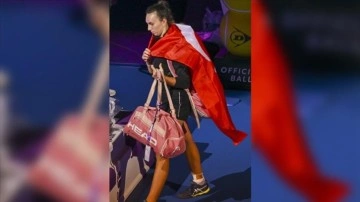 Milli tenisçi İpek Öz, Katar Açık'taki pik Türk bayrağıyla çıktı