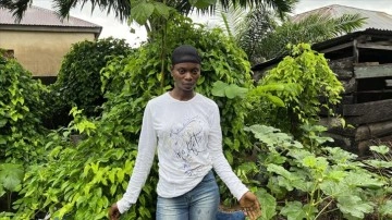 Nijeryalı gailesiz kız bahçede kurduğu "çuval tarlası"nda sebze-meyve yetiştiriyor