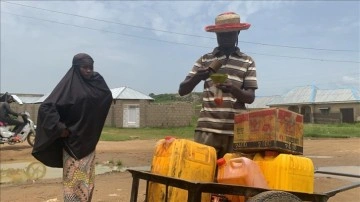 Nijerya'nın önceki gezgin yağ satıcısı alıcıların ilgisinden memnun