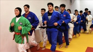 Okullarındaki kabiliyet taramasında seçildikleri judo ve kuraşta başarıya odaklandılar