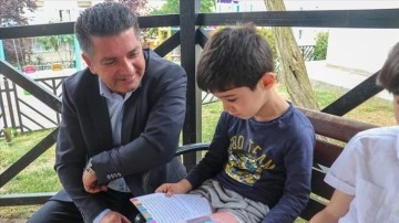 'Okuması çocuklardan hediyesi muhtardan' kampanyası ufaklıklara kitapları sevdirdi