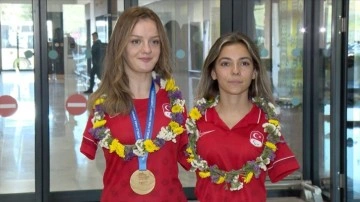Para Yüzme Dünya Şampiyonası'nda madalya düzlük Sümeyye ve Sevilay yurda döndü