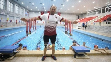 Protezli öğretmenin yetiştirdiği mânialı sporcular, yüzmede 42 madalya kazandı