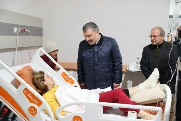 Sağlık Bakanı Koca, hastanede depremzede evlatları ziyaret etti