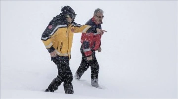 Sağlık ekipleri karlı dağları aşarak sahn kurtarıyor