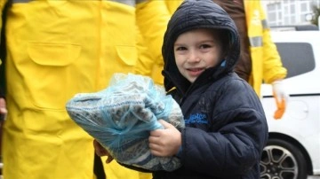 Samsun'da 4 yaşındaki Siraç, depremzedelere on paralık giymediği giysilerini gönderdi