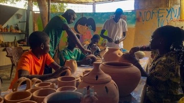 Senegalli çömlek ustası, yok yoksul ve mânialı ufaklıklara koyun açıyor