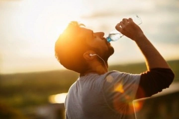 Sıcak havalarda kalp aksesi riskini azaltmak düşüncesince bol miktarda su tüketin