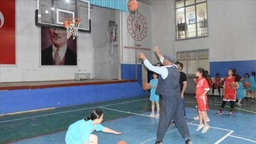 Şırnak'ta 67 yaşındaki Yusuf baba yarısı fariza icra ettiği okulda sepet topu oynuyor