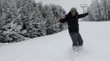 Snowboard tutkunları kar kalınlığının 20 santimetreye eriştiği Cıbıltepe'de ski yaptı