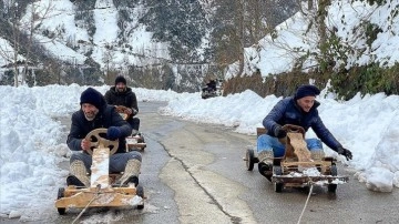 Soğuk ve kişmiri aldırış etmeyen Rizeliler tahta otomobilleriyle yarıştı