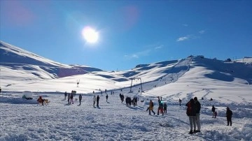 Son günlerde en baş döndürücü rahim yağdığı kayak merkezi Saklıkent'te mevsim açıldı
