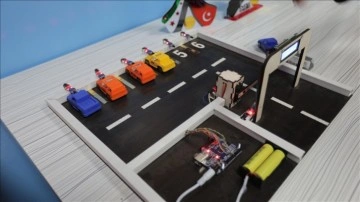 Suriye'nin Bab ilçesinde robotik kodlamayla tanışan füru icatlarını sergiledi