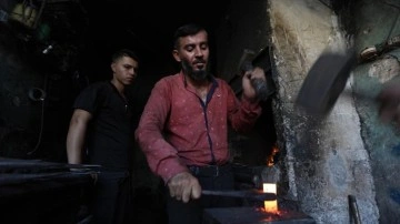 Suriye'nin Bab ilçesindeki akıbet yunak demir ustası Nago, atölyesinde mesleğini yaşatıyor