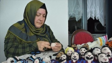 Trabzonlu ev kadını "futbolcu maskotları" yapıyor