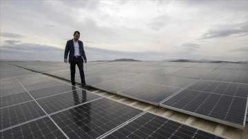 Tükettiği elektriğin dü katını kurduğu güneş enerjisi santrali ile üretiyor