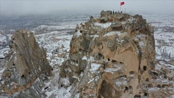Turistler beyaza bürünen Kapadokya'da ana rahmi keyfini çıkardı