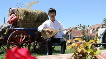 Türk ahali müziği aşığı Japon, hem putrel çalıyor hem yırlamak söylüyor
