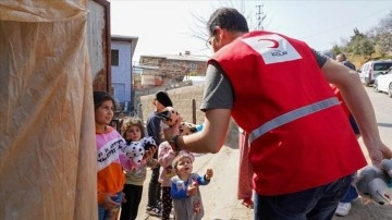 Türk Kızılay depremzede şehit yakınlarını da bekâr bırakmıyor